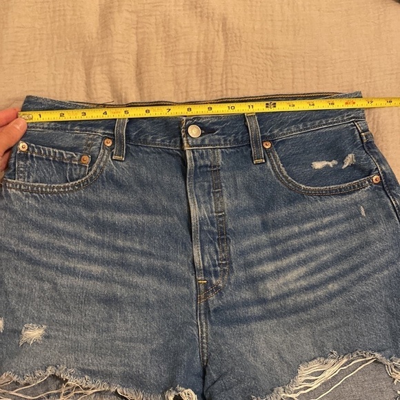 Levis Ribcage Shorts - Picture 8 of 15